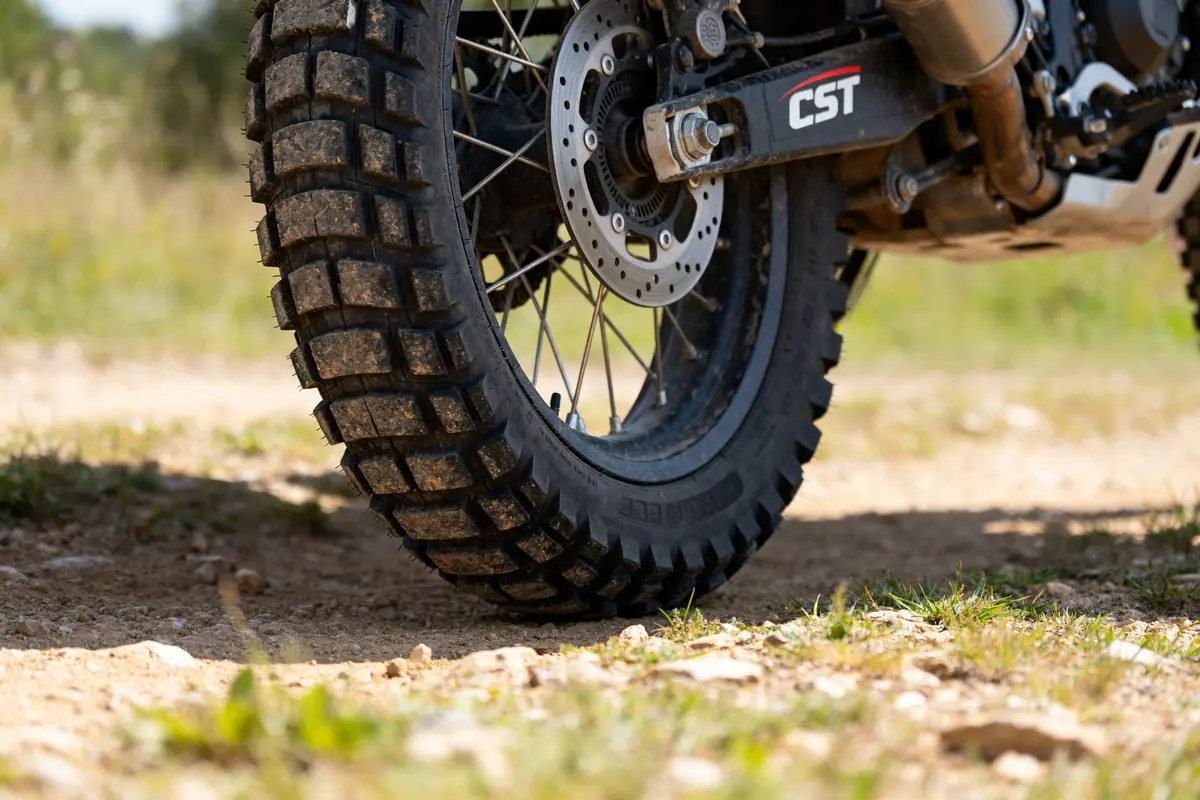 Pneu CST : guide prix, qualité et choix moto, auto &amp; 4×4