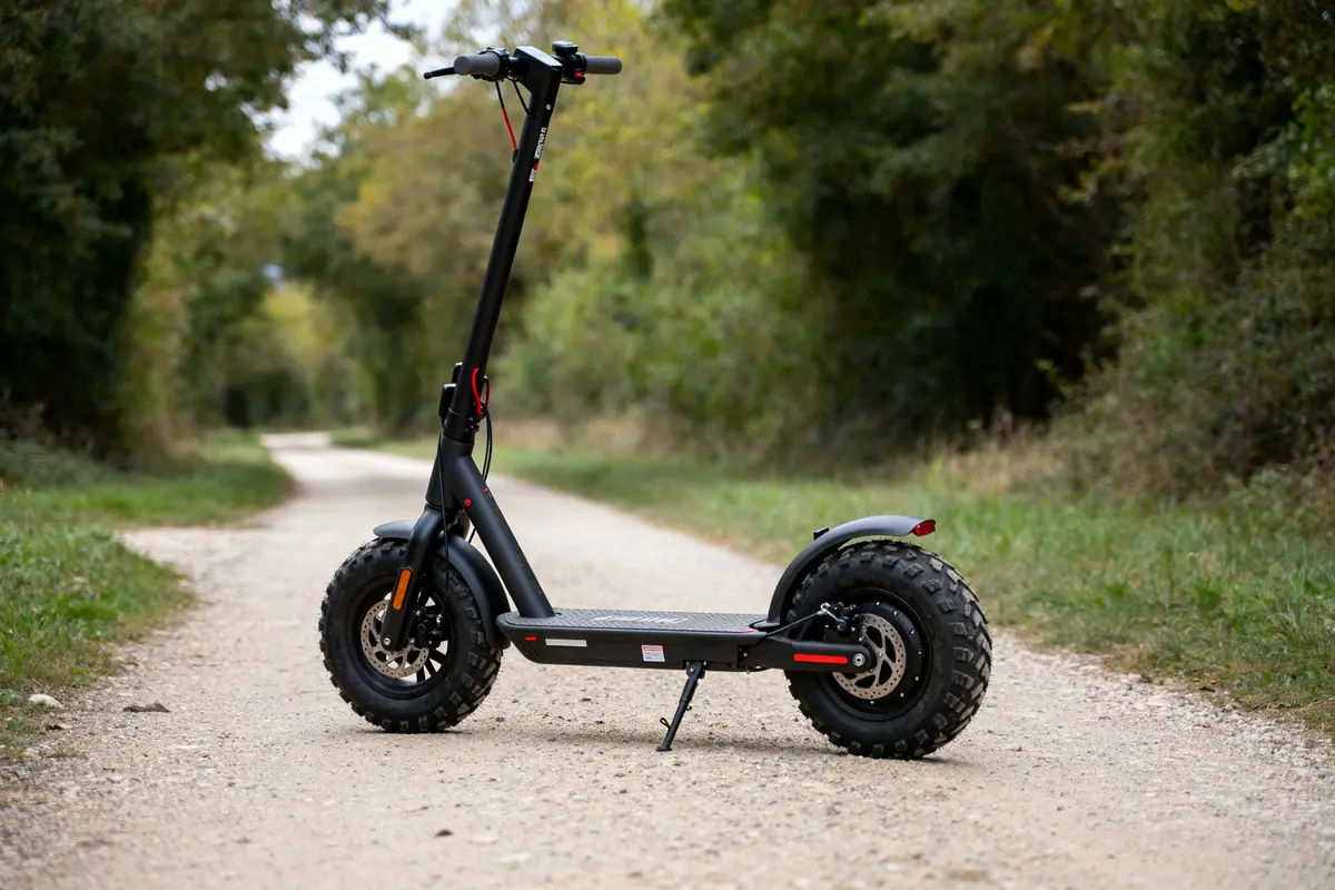 Trottinette électrique à gros pneus : Tout terrain et performante !