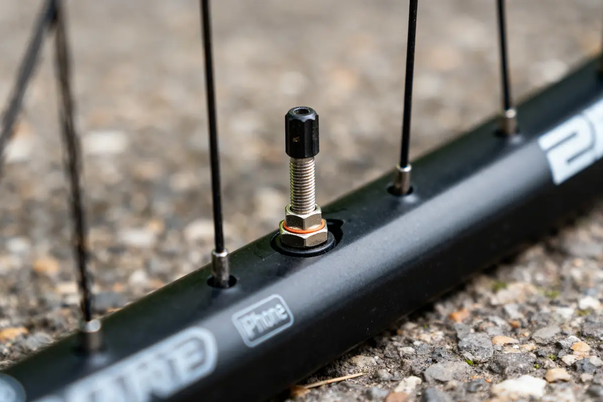 Valve tubeless : Comment choisir et installer facilement son kit VTT ?