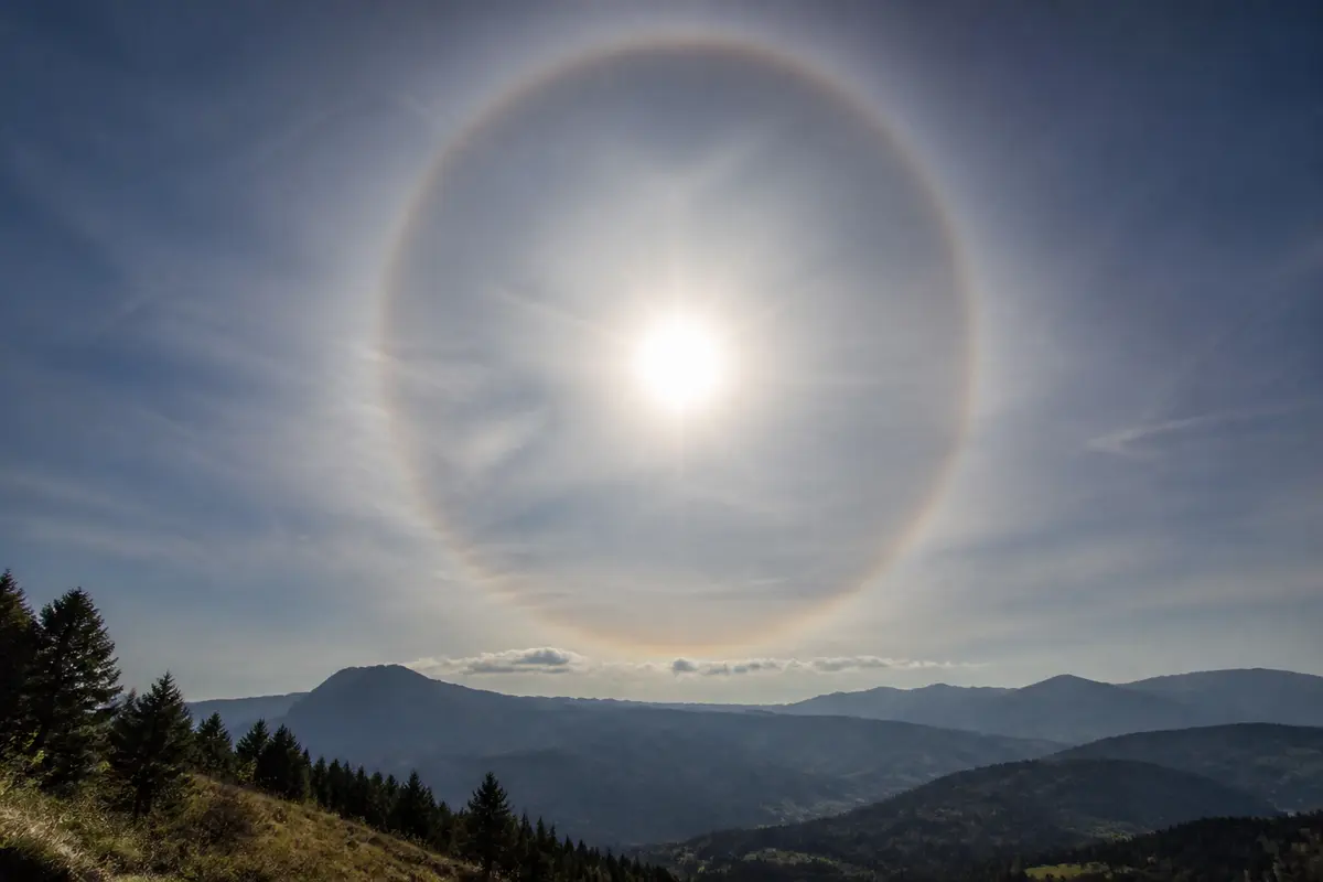 Halo lumineux : Pourquoi voit-on des halos la nuit ?